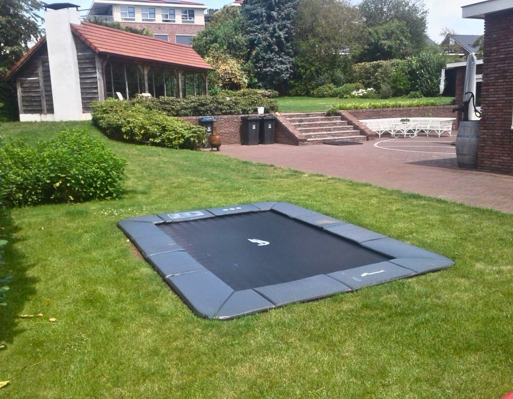 Akrobat Orbit Flat Akrobat Orbit Flat installed in a garden